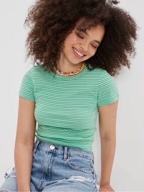 🍋‍🟩American Eagle green striped fitted cropped tee. Size M.